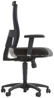 Seitliche Ansicht eines schwarzen Drehstuhls mit Armlehnen und verstellbarer Rückenlehne.