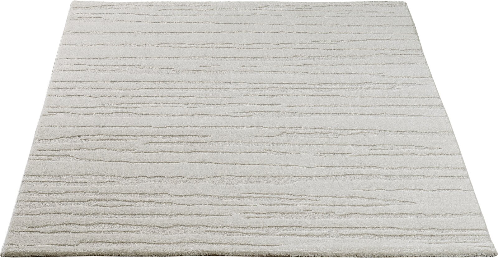 Beiger Teppich mit dezentem, horizontalem Streifenmuster, frontal von oben (Draufsicht) freigestellt auf weißem Hintergrund