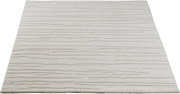Beiger Teppich mit dezentem, horizontalem Streifenmuster, frontal von oben (Draufsicht) freigestellt auf weißem Hintergrund