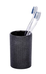 Schwarzer Keramik Zahnputzbecher mit zwei transparenten Zahnbürsten, seitliche Perspektive