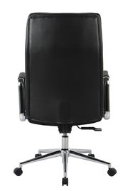 Rückansicht eines schwarzen Chefsessels mit verchromtem Fußkreuz und Rollen.