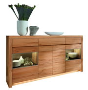 Hochwertiges Highboard aus Holz mit Glasvitrinen, dekoriert mit Vasen und Geschirr, seitliche Perspektive