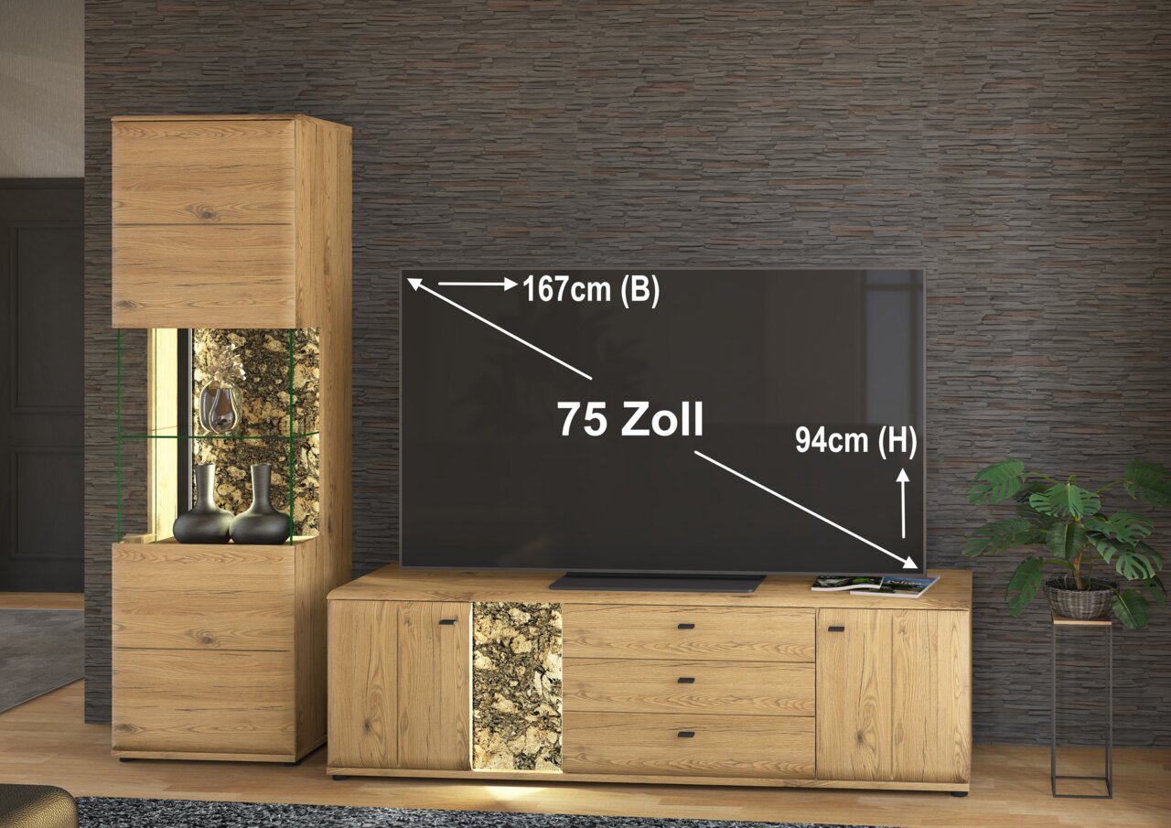 Frontale Ansicht einer modernen Wandkombination aus Holz mit einem 75-Zoll-Fernseher, dekorativen Vasen und Pflanzen.