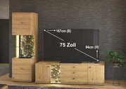 Frontale Ansicht einer modernen Wandkombination aus Holz mit einem 75-Zoll-Fernseher, dekorativen Vasen und Pflanzen.