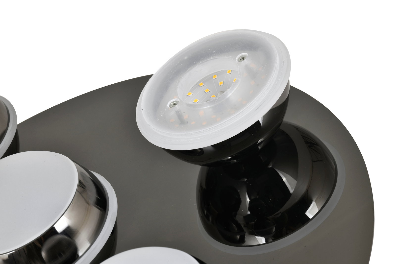 Nahaufnahme einer modernen LED-Deckenleuchte mit mehreren runden Leuchtelementen auf einer glänzenden schwarzen Basis, seitliche Perspektive.