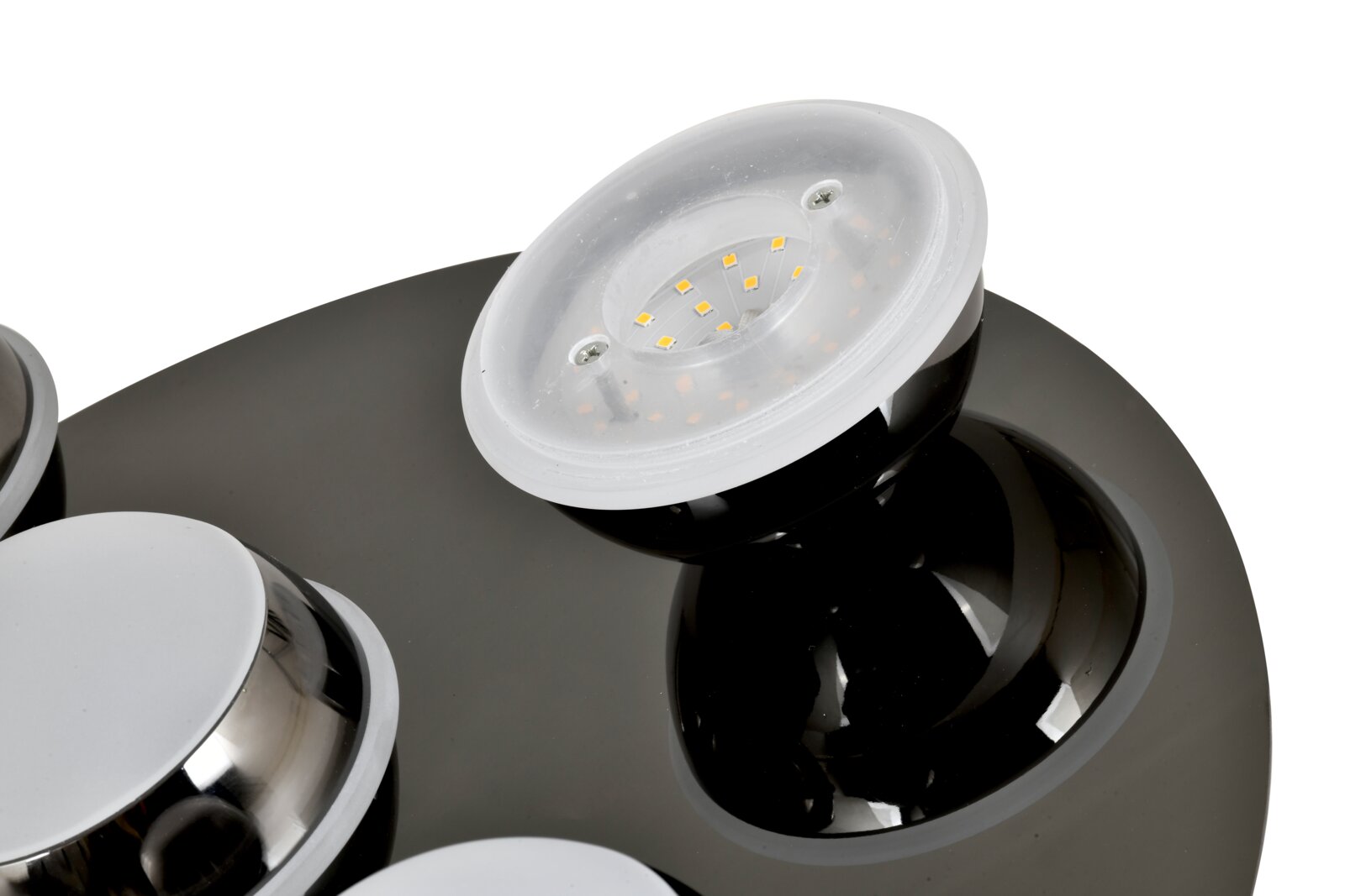 Close-up van een moderne led-plafondlamp met meerdere ronde lichtelementen op een glanzende zwarte voet, gezien vanaf de zijkant.