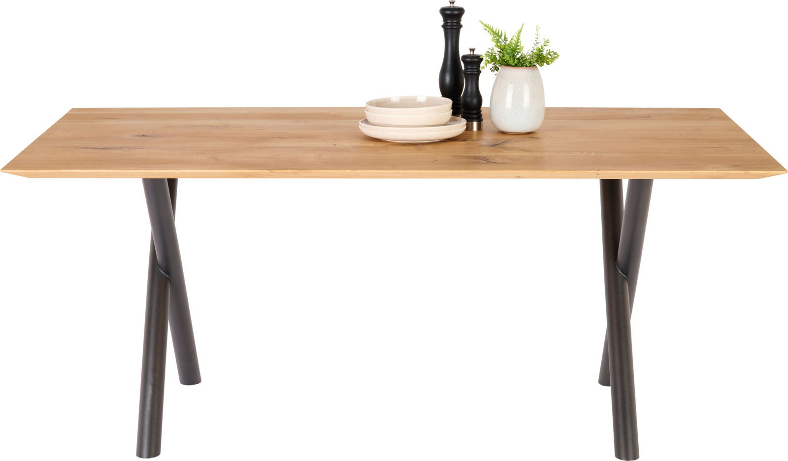 Moderner Esstisch aus Holz mit schwarzen Metallbeinen, dekoriert mit Geschirr und einer Vase, Frontalansicht.
