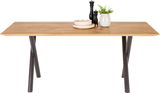 Moderner Esstisch aus Holz mit schwarzen Metallbeinen, dekoriert mit Geschirr und einer Vase, Frontalansicht.