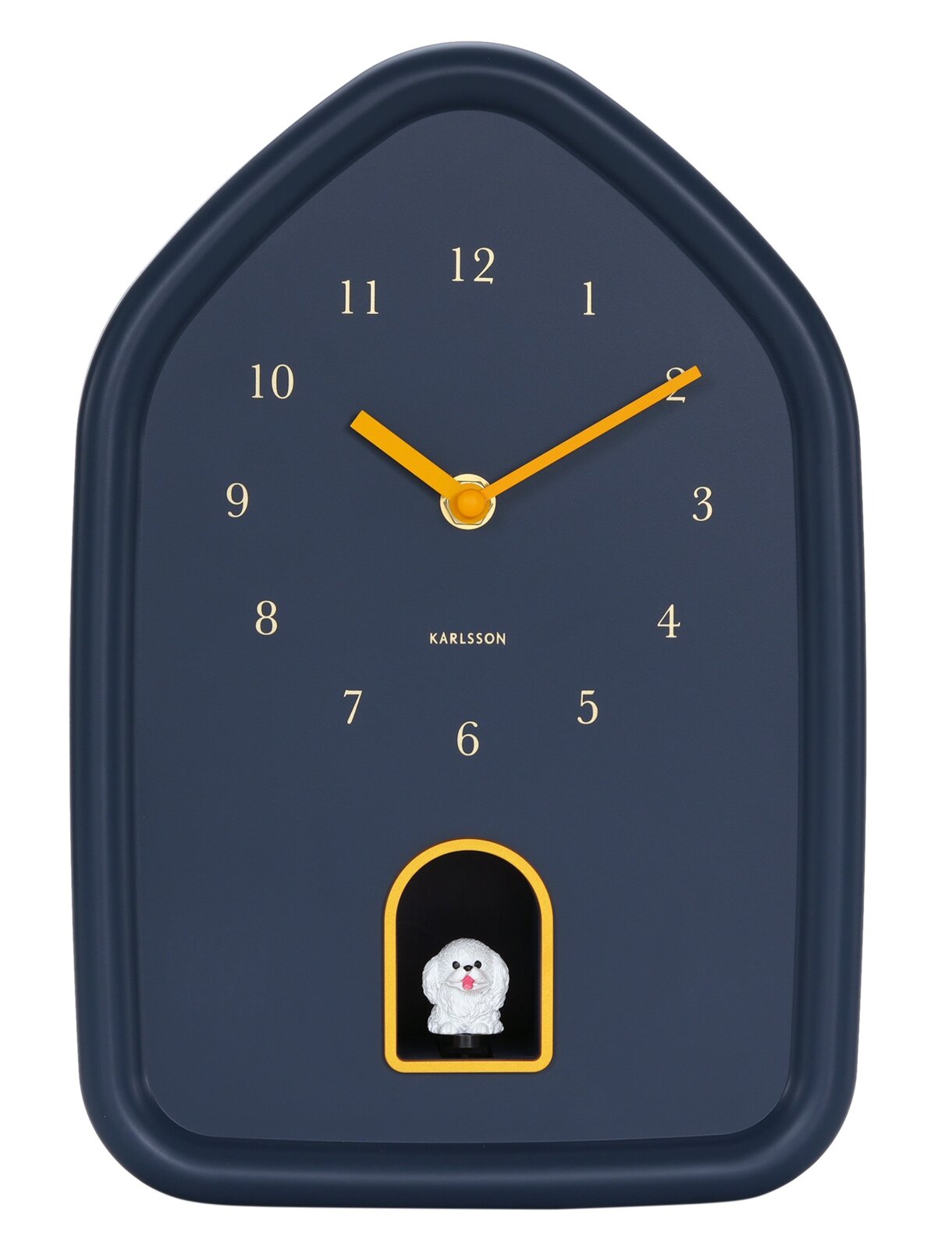 Moderne wandklok in de vorm van een huisje met gele wijzers en een klein figuurtje onderaan in het midden, gezien van voren.
