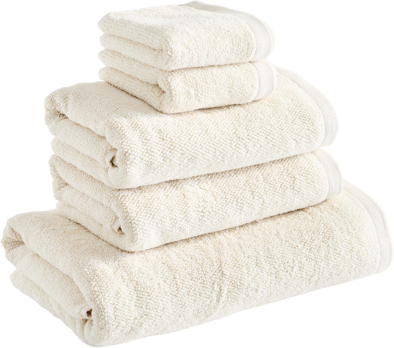 Ein Stapel von vier cremefarbenen Handtüchern in verschiedenen Größen, von der Seite betrachtet.