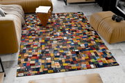 Bunte Lederteppich aus verschiedenen Etiketten in einem modernen Wohnzimmer, von oben betrachtet.