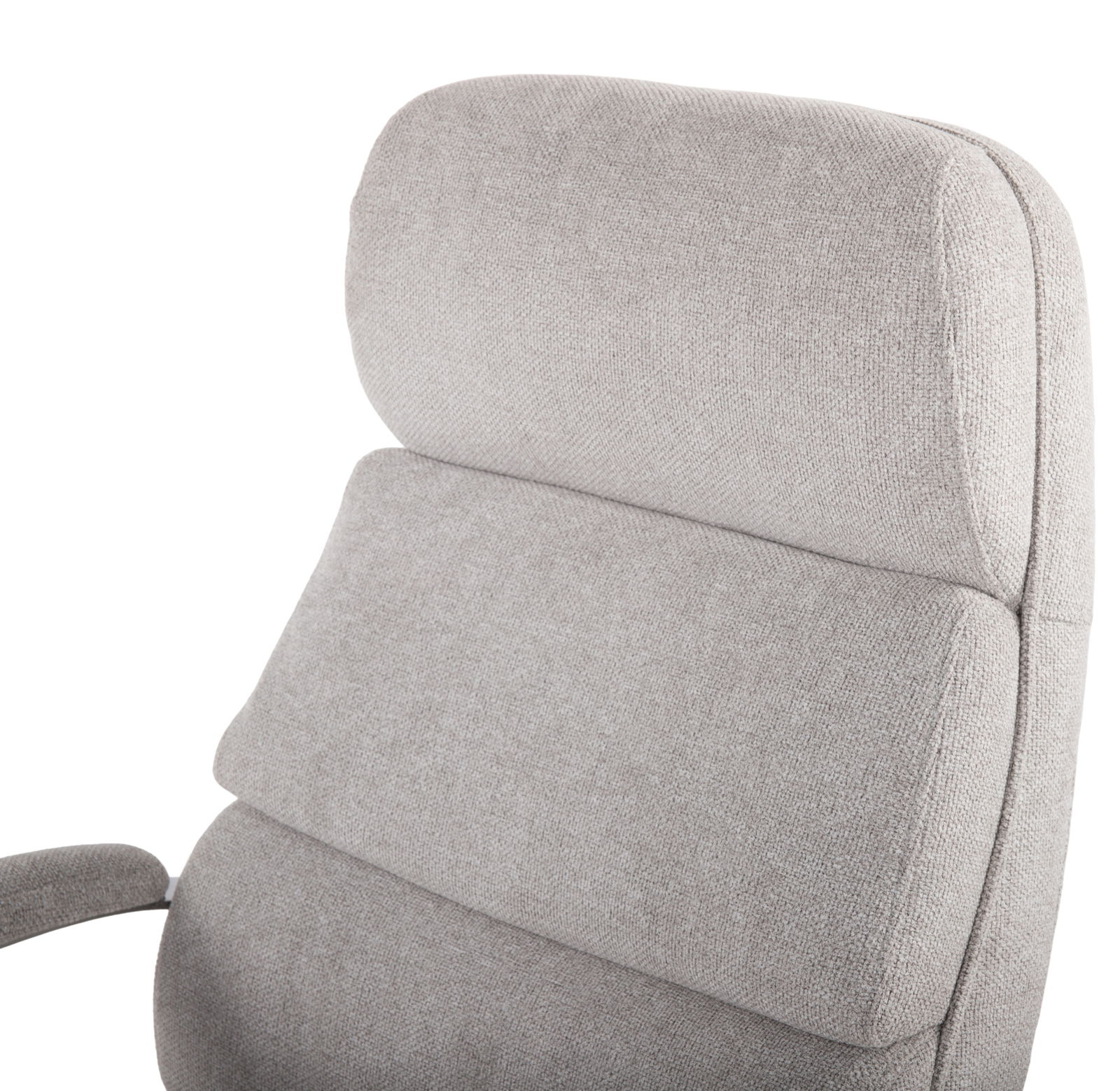 Nahaufnahme eines grauen Chefsessels mit gepolsterter Rückenlehne und Armlehne, seitliche Perspektive