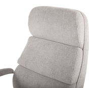 Nahaufnahme eines grauen Chefsessels mit gepolsterter Rückenlehne und Armlehne, seitliche Perspektive