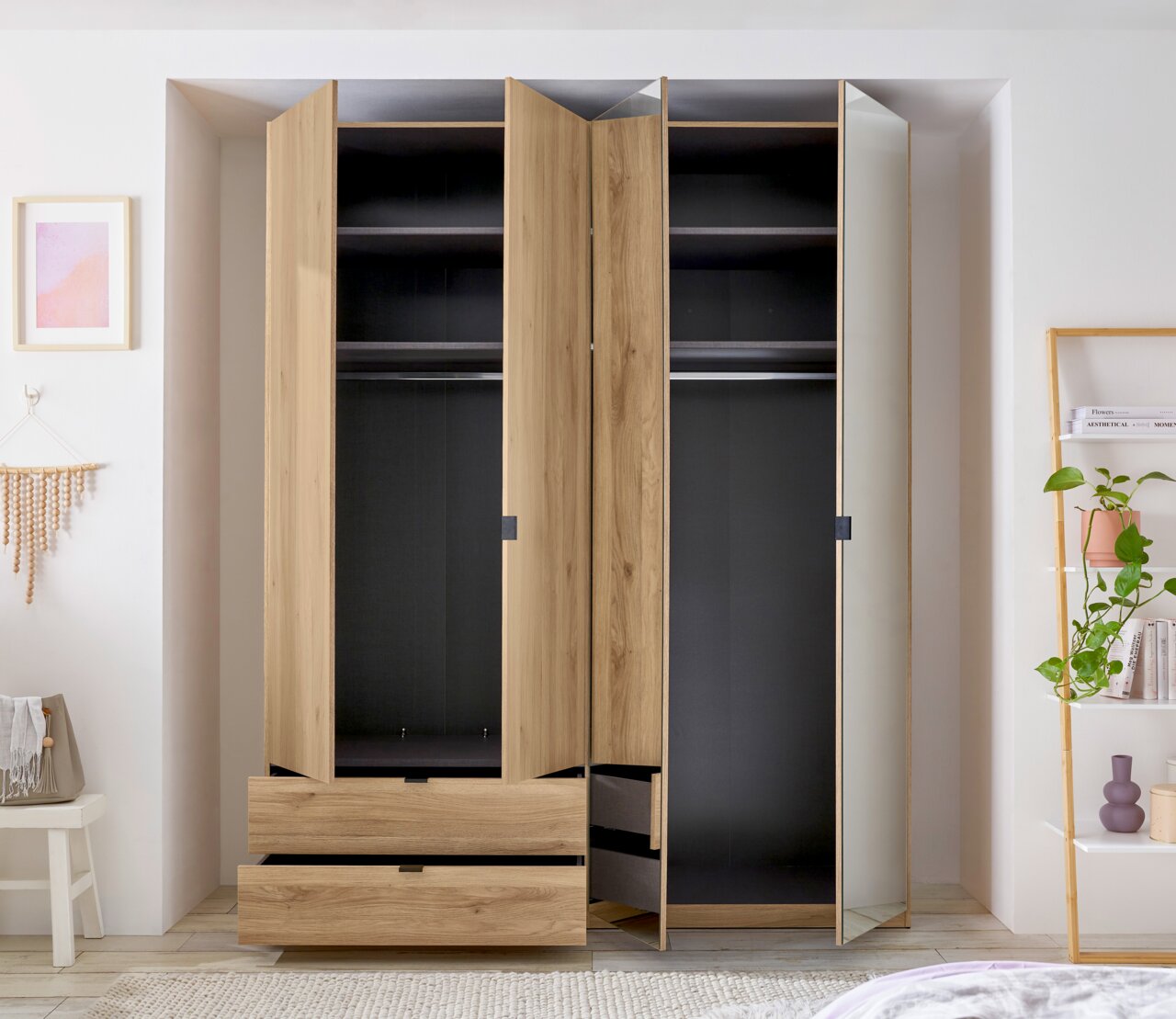 Moderner 4-türiger Kleiderschrank aus Holz mit teilweise geöffneten Türen und Schubladen, frontale Ansicht.