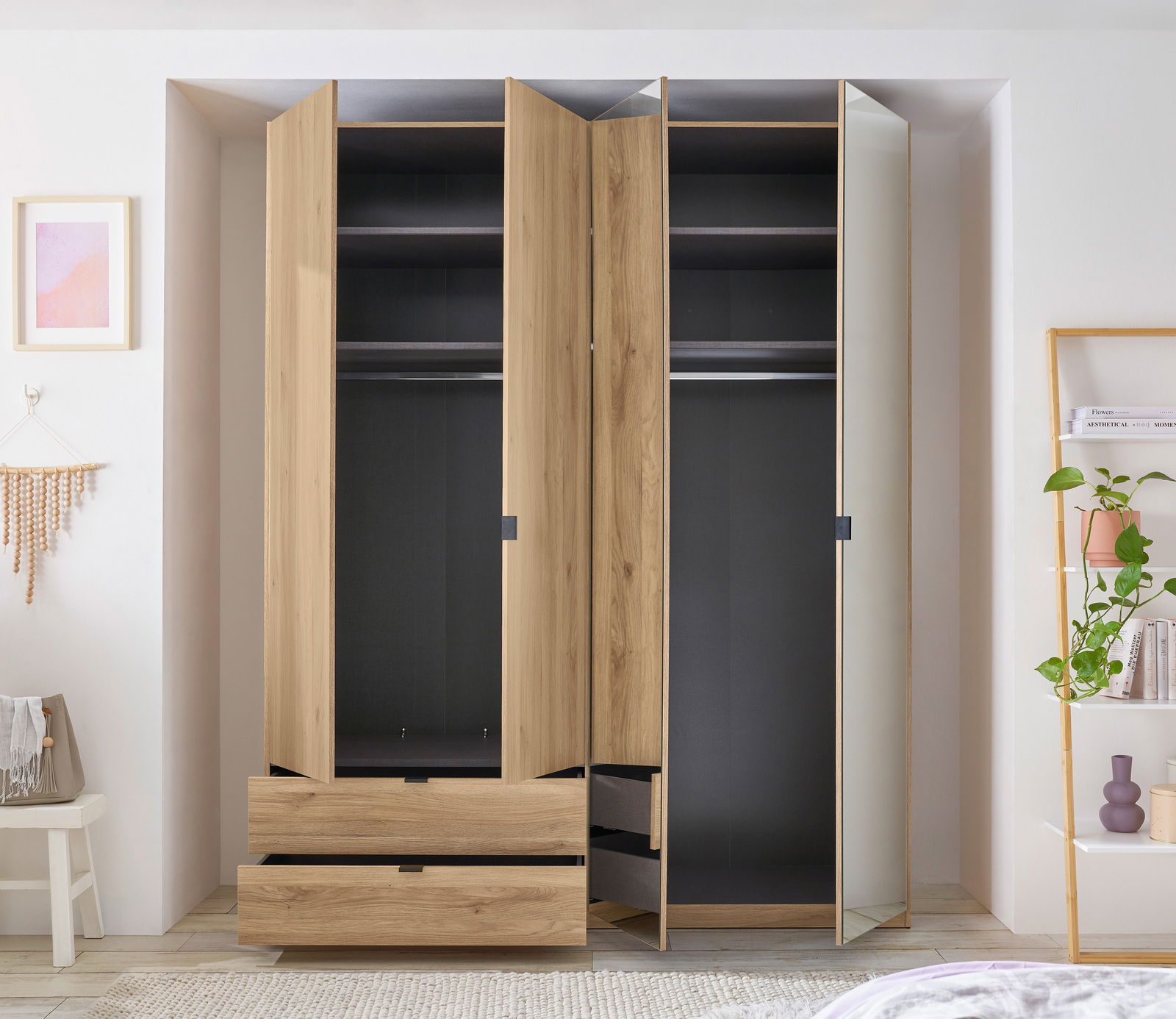 Moderner 4-türiger Kleiderschrank aus Holz mit teilweise geöffneten Türen und Schubladen, frontale Ansicht.