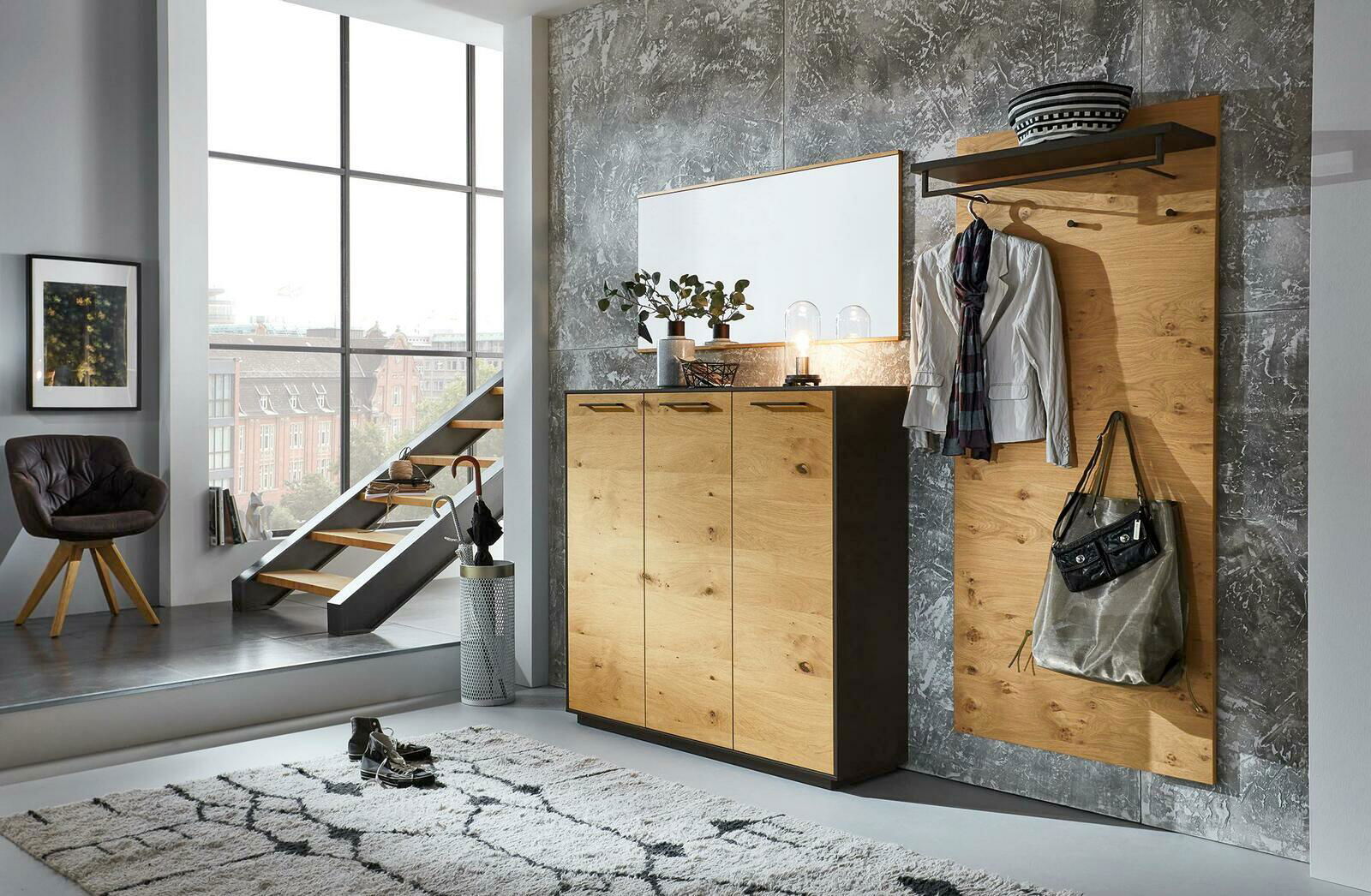 Dieter Knoll Spiegel SAVONA Moderne Garderobenkombination mit Holzoptik, bestehend aus Schuhkommode, Spiegel und Garderobenpaneel, seitliche Perspektive.