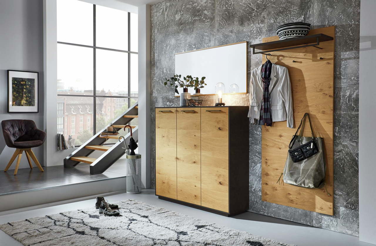 Moderne Garderobenkombination mit Holzoptik, bestehend aus Schuhkommode, Spiegel und Garderobenpaneel, seitliche Perspektive.