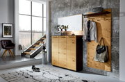 Moderne Garderobenkombination mit Holzoptik, bestehend aus Schuhkommode, Spiegel und Garderobenpaneel, seitliche Perspektive.