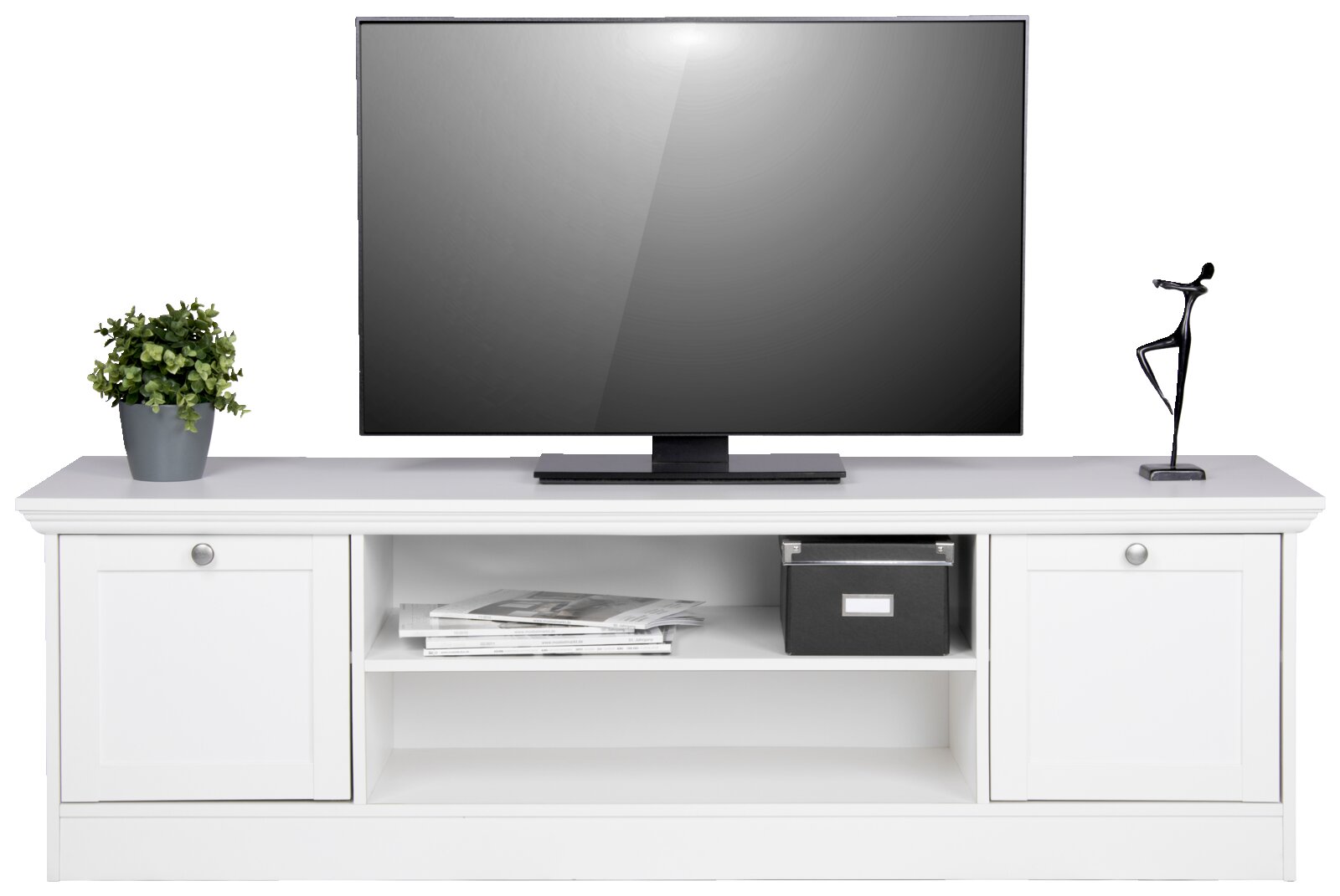 Weißes TV-Board mit zwei Türen, offenen Regalfächern, dekoriert mit einem Fernseher, einer Pflanze und einer Skulptur, Frontalansicht.