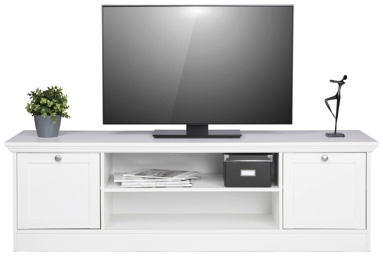 Weißes TV-Board mit zwei Türen, offenen Regalfächern, dekoriert mit einem Fernseher, einer Pflanze und einer Skulptur, Frontalansicht.
