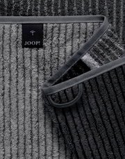 Graues gestreiftes Gästetuch von JOOP! in Nahaufnahme, mit sichtbarem Etikett und umgeschlagener Ecke.