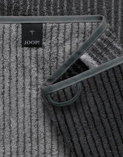 Graues gestreiftes Gästetuch von JOOP! in Nahaufnahme, mit sichtbarem Etikett und umgeschlagener Ecke.