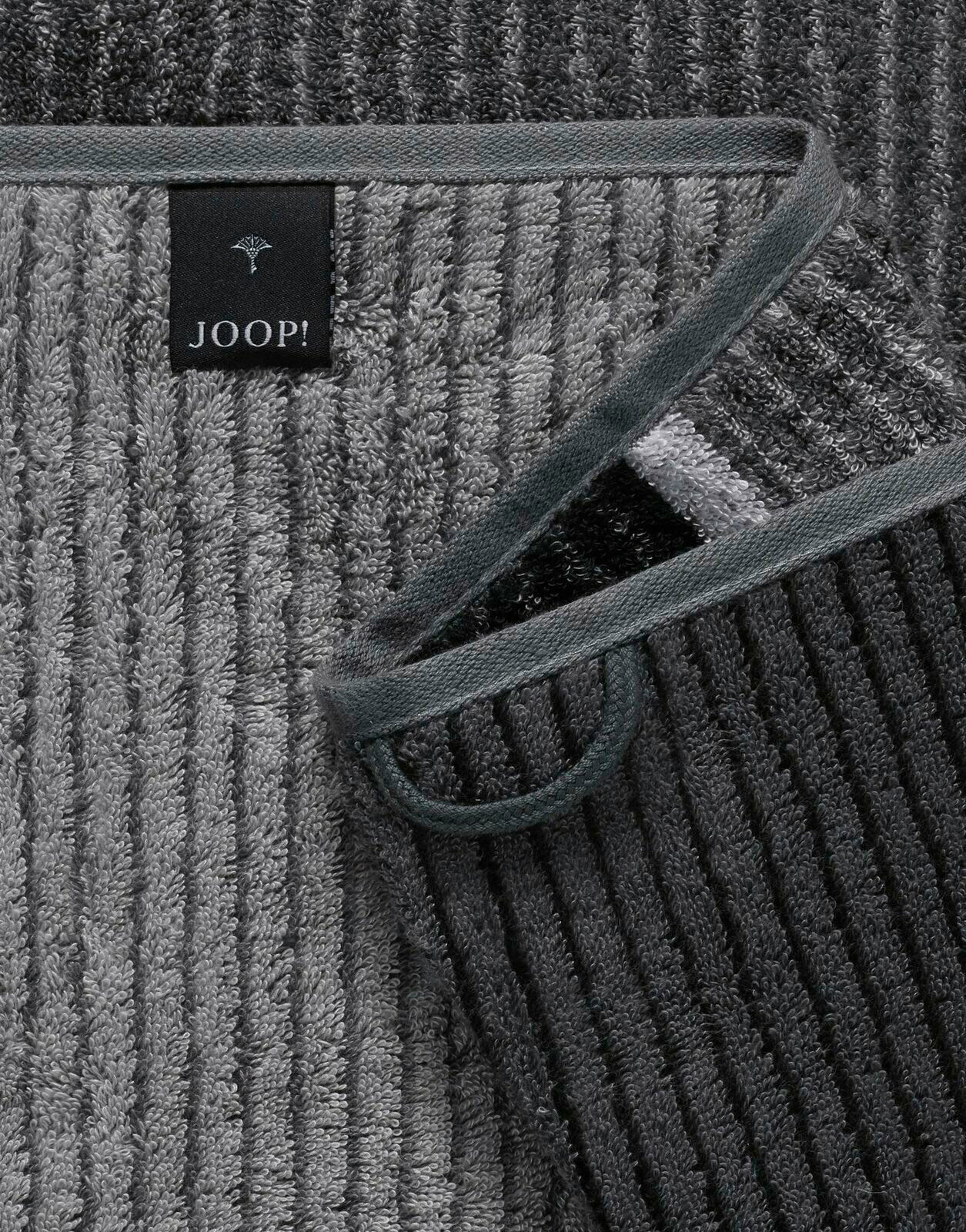 Graues gestreiftes Gästetuch von JOOP! in Nahaufnahme, mit sichtbarem Etikett und umgeschlagener Ecke.