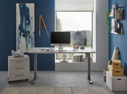 Moderner höhenverstellbarer Schreibtisch in einem stilvollen Büro mit Blick auf die Natur durch ein großes Fenster, seitliche Perspektive.