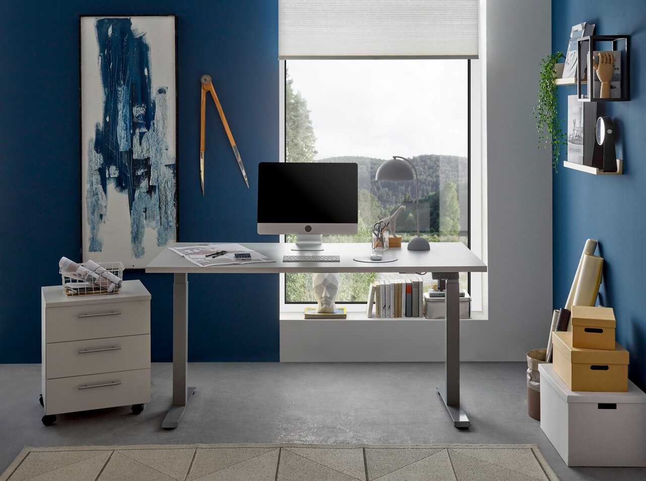 Moderner höhenverstellbarer Schreibtisch in einem stilvollen Büro mit Blick auf die Natur durch ein großes Fenster, seitliche Perspektive.