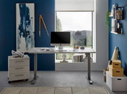 Moderner höhenverstellbarer Schreibtisch in einem stilvollen Büro mit Blick auf die Natur durch ein großes Fenster, seitliche Perspektive.