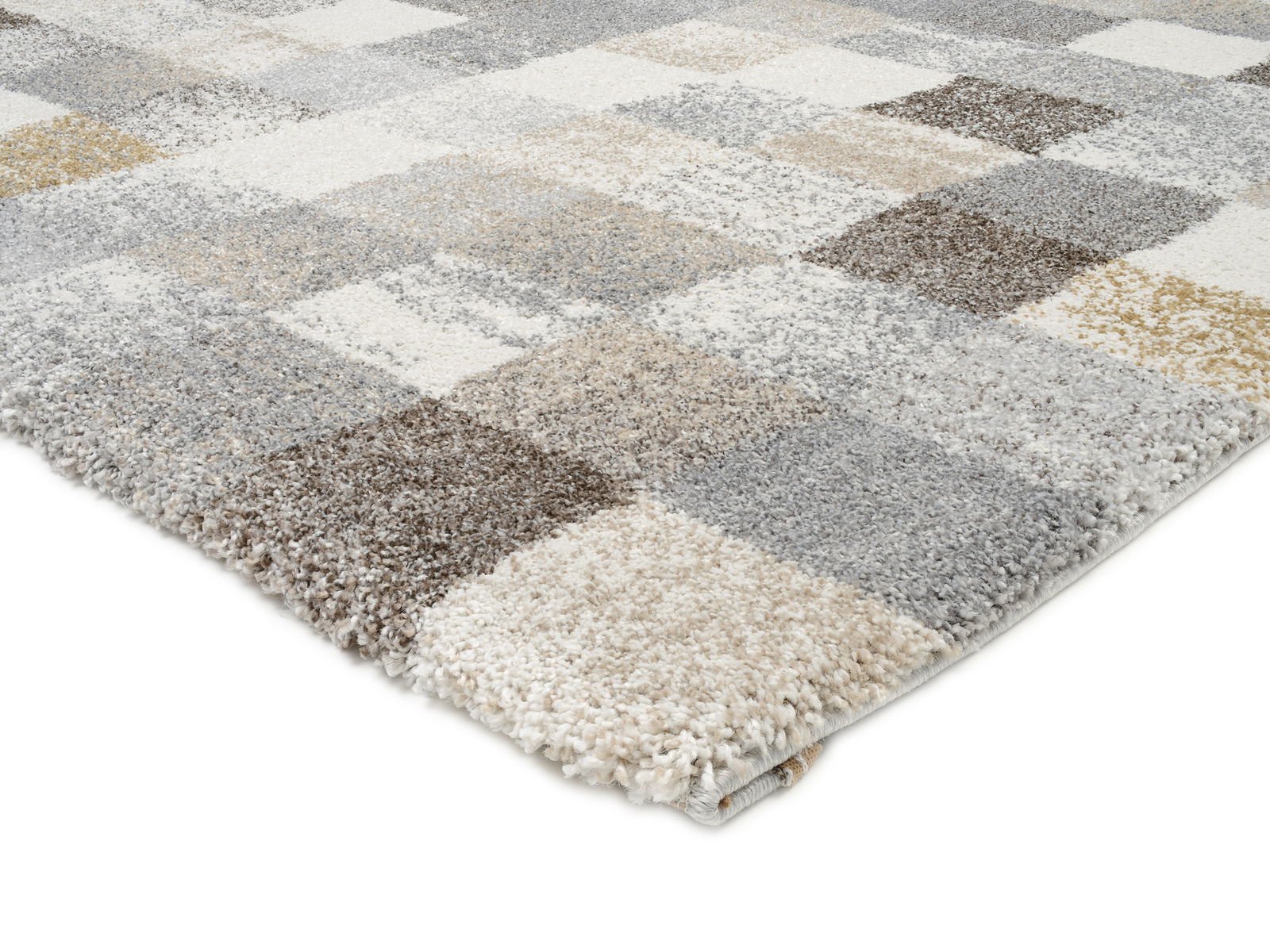 Frisé-Teppich mit kariertem Muster in Grau-, Beige- und Brauntönen, perspektivisch von der Seite fotografiert.