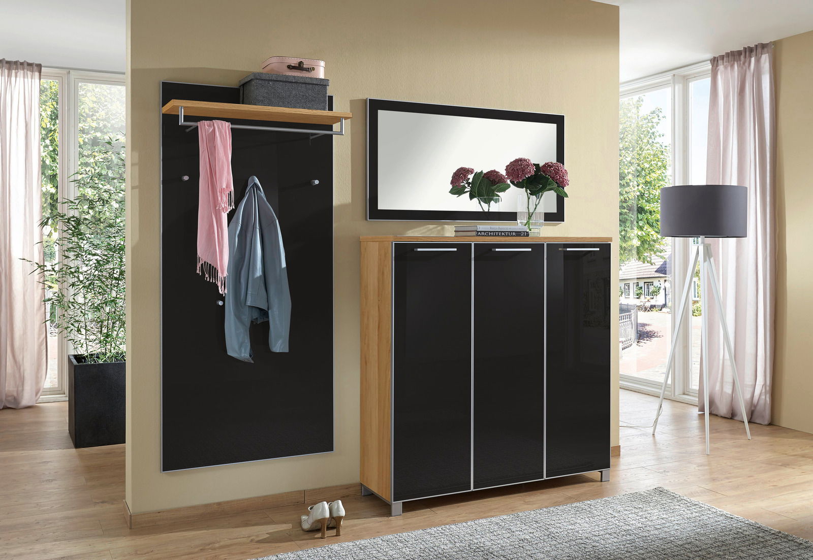 VOSS Garderoben-Set 3-tlg. SANTINA Modernes Garderoben-Set in einem hellen Raum mit großem Fenster, bestehend aus einem schwarzen Schrank, einem Spiegel und einer Garderobenleiste mit Ablage. Perspektive von vorne.