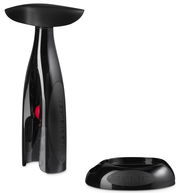 Schwarzer Korkenzieher ActivBall von Le Creuset, frontal abgebildet mit separatem Sockel.