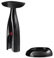 Schwarzer Korkenzieher ActivBall von Le Creuset, frontal abgebildet mit separatem Sockel.