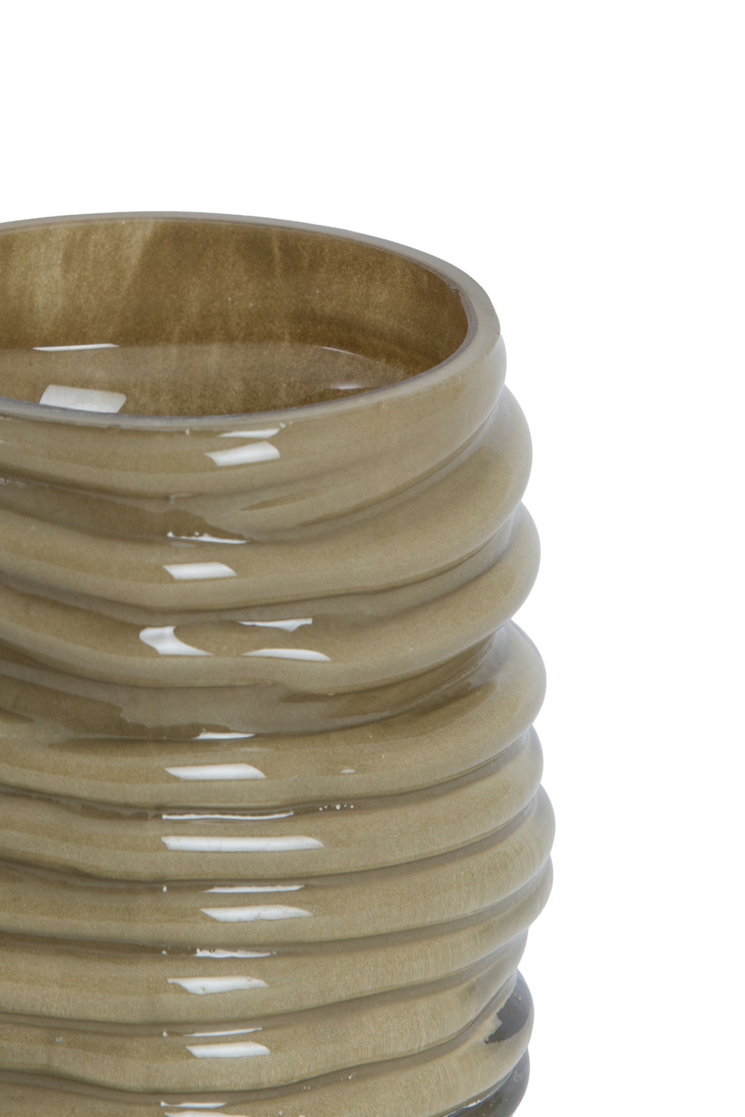 Nahaufnahme eines gestapelten, glänzenden, olivgrünen Keramikteelichthalters mit wellenförmigem Design.