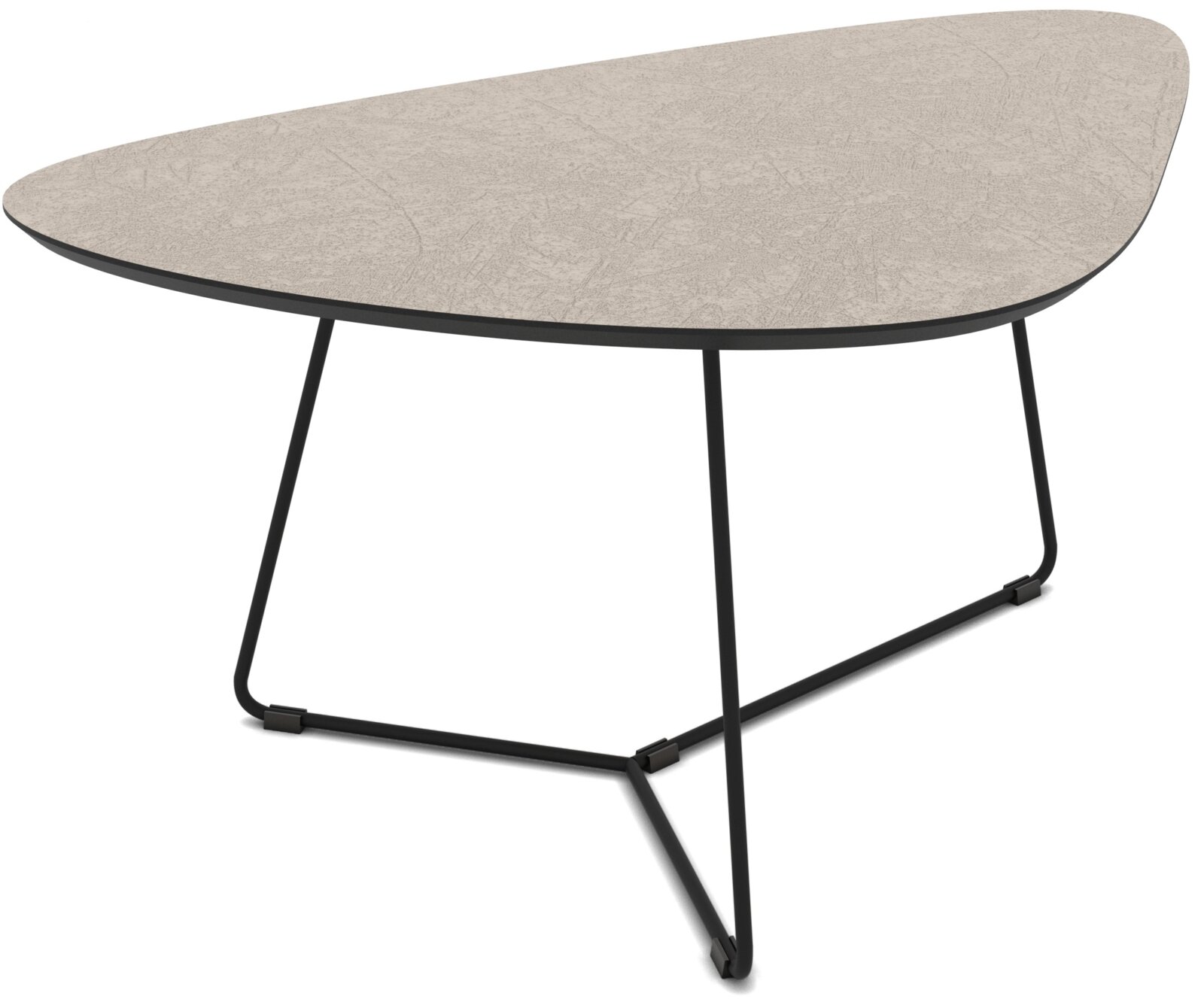 Ovaler Couchtisch mit hellgrauer, stein-/betonoptischer Tischplatte und schwarzem Metallgestell, freigestellt vor weißem Hintergrund, in schräger Seitenansicht von oben (3/4-Perspektive).