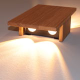 Moderne Wandleuchte aus Holz mit zwei sichtbaren Lichtquellen, seitliche Perspektive