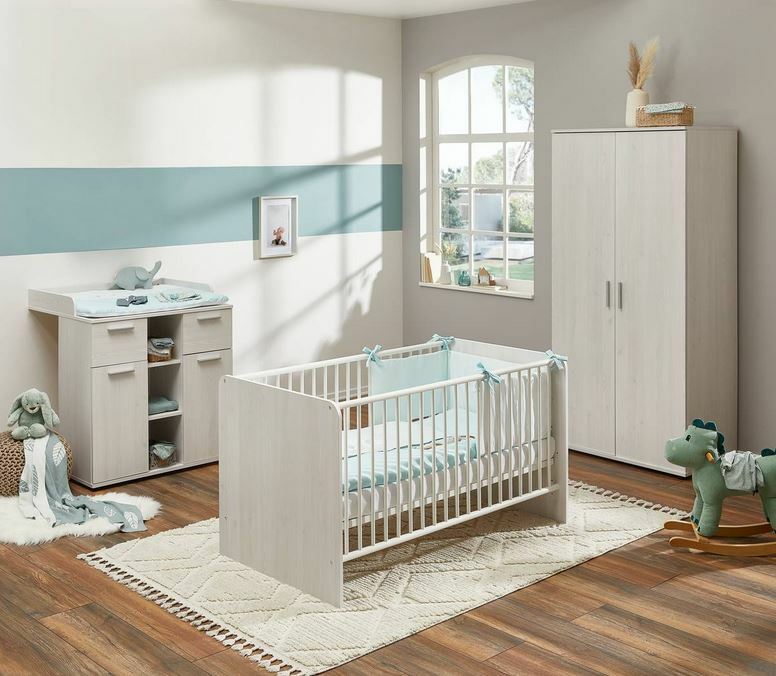 Kinderzimmer mit hellem Holzunterstellregal, Wickelkommode und Gitterbett, aus der Perspektive eines Fensters mit Tageslicht.