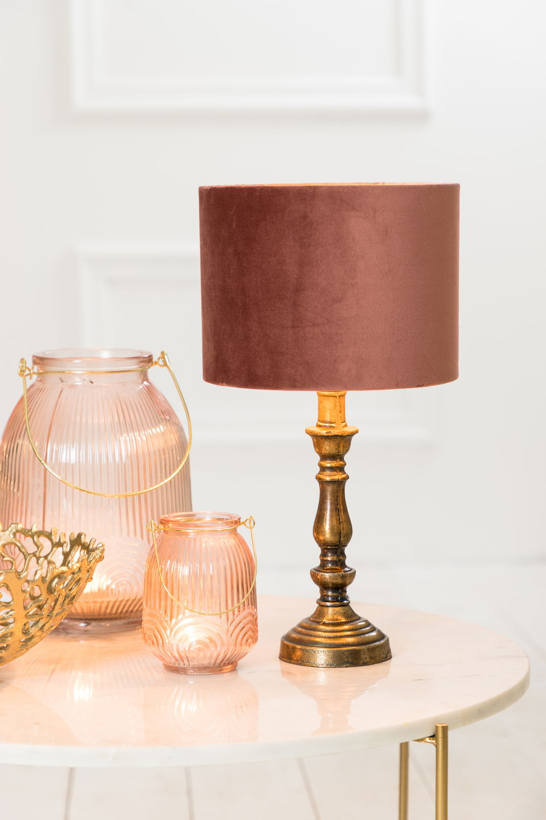 Light&Living Lampenfuß HELGA Lampenfuß mit bronzefarbenem Finish und rotem Samtschirm, auf einem Tisch mit dekorativen Gläsern, seitliche Perspektive.