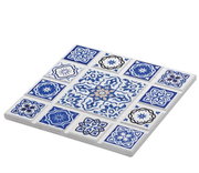 Onderzetter AGADIR met kruis en blauw-wit mozaïekpatroon, gefotografeerd vanuit vogelperspectief