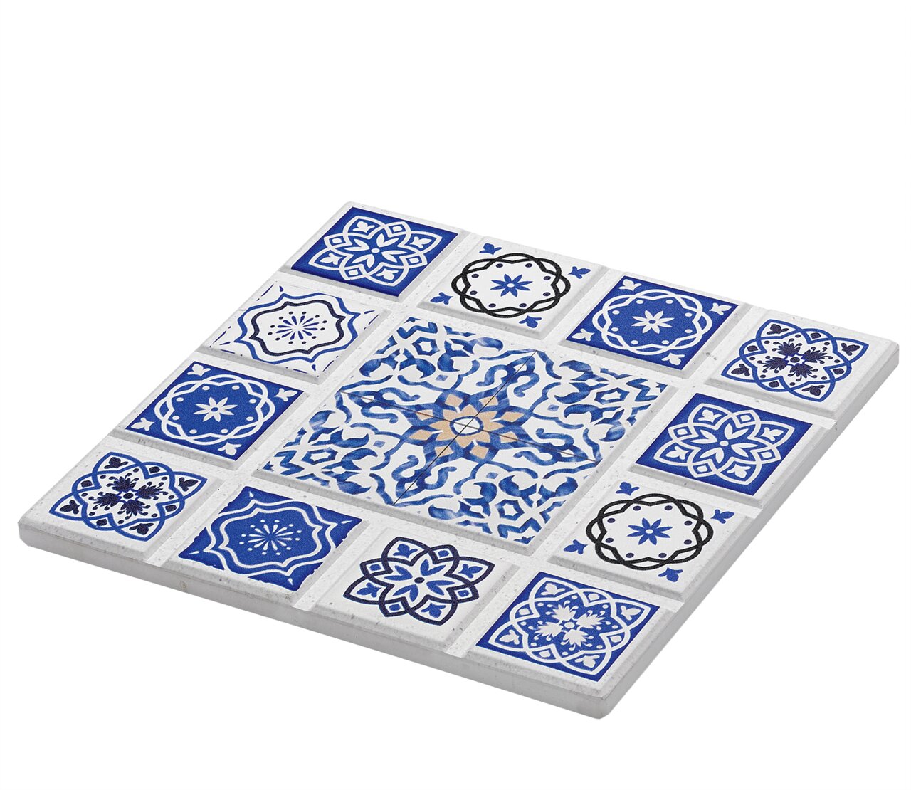 Onderzetter AGADIR met kruis en blauw-wit mozaïekpatroon, gefotografeerd vanuit vogelperspectief