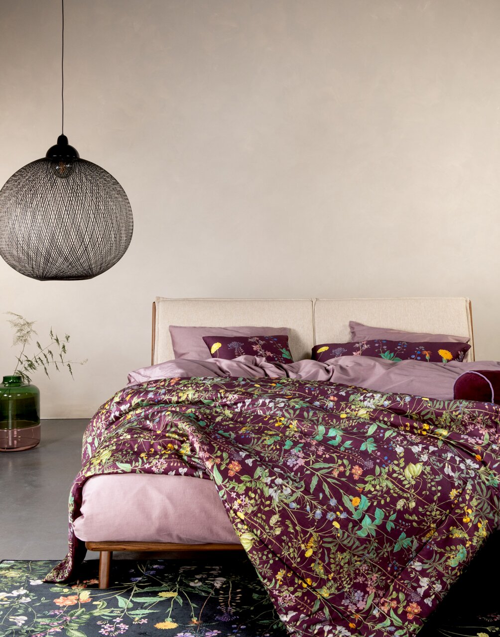 Bett mit Essenza Home Bettwäsche und Dekokissen AUGUSTINA in lila mit floralem Muster, seitliche Perspektive