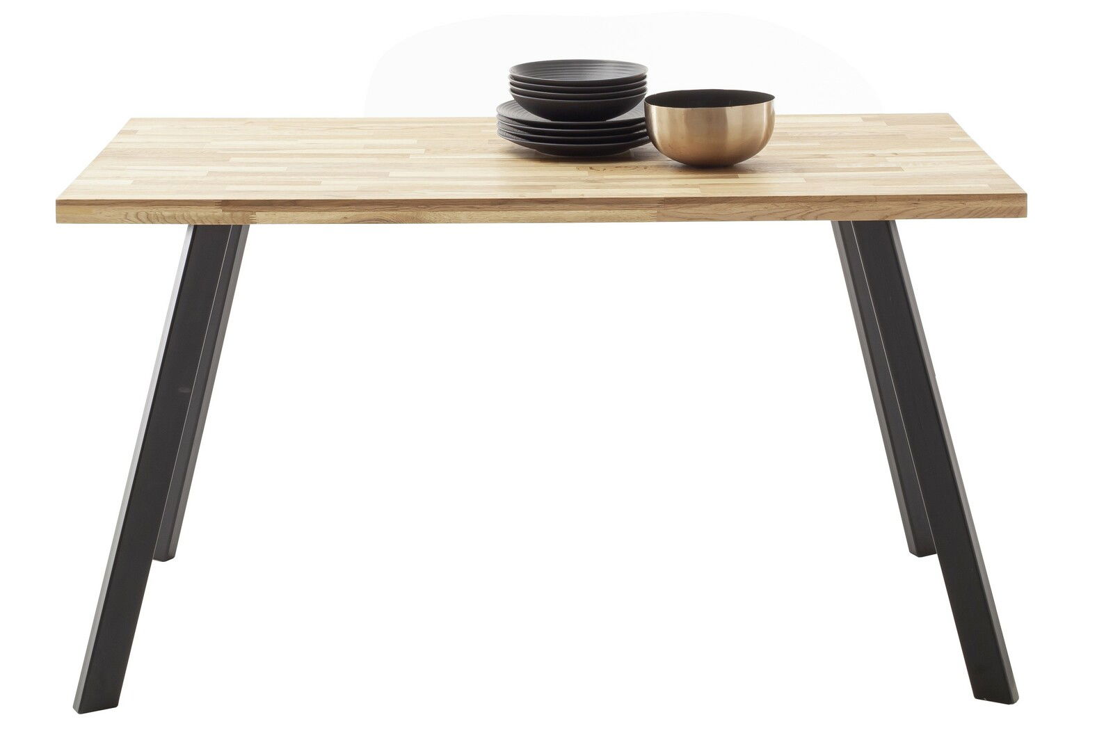 Moderner Esstisch aus Holz mit schwarzen Metallbeinen, frontal fotografiert, mit Geschirr dekoriert.