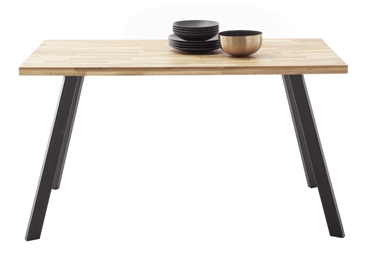 Moderner Esstisch aus Holz mit schwarzen Metallbeinen, frontal fotografiert, mit Geschirr dekoriert.