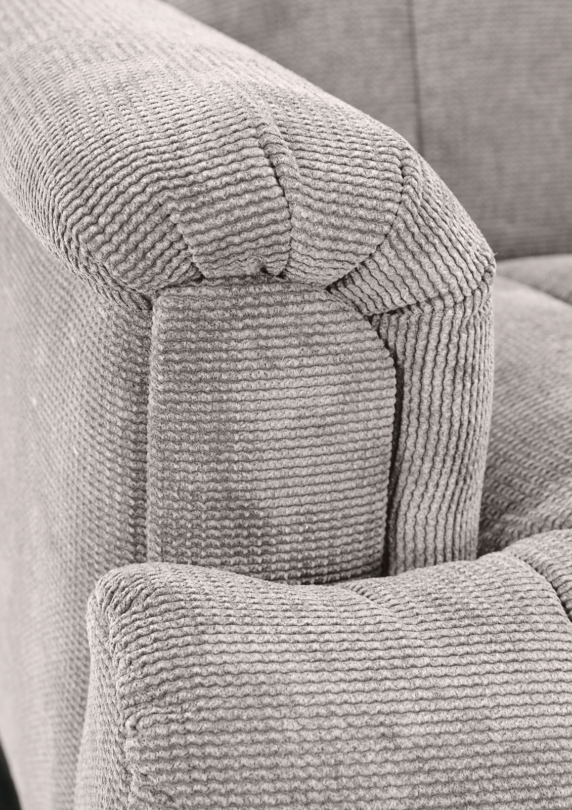Nahaufnahme einer grauen, strukturierten Polsterung einer 2er-Sitzbank, Perspektive von der Seite.