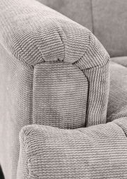 Nahaufnahme einer grauen, strukturierten Polsterung einer 2er-Sitzbank, Perspektive von der Seite.