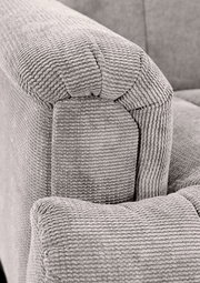 Nahaufnahme einer grauen, strukturierten Polsterung einer 2er-Sitzbank, Perspektive von der Seite.