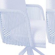 Nahaufnahme eines Armlehnstuhls mit beigem Seilgeflecht und heller Polsterung, seitliche Perspektive