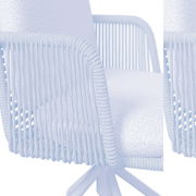 Nahaufnahme eines Armlehnstuhls mit beigem Seilgeflecht und heller Polsterung, seitliche Perspektive