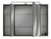 Spiegelschrank mit geöffneten Türen, Innenansicht mit Glasböden und Steckdose, frontale Perspektive